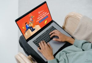 Một người đang nghiên cứu chiến dịch tiếp thị liên kết trên laptop