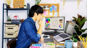Hình ảnh minh họa một freelancer đang làm việc với máy tính và các công cụ hỗ trợ