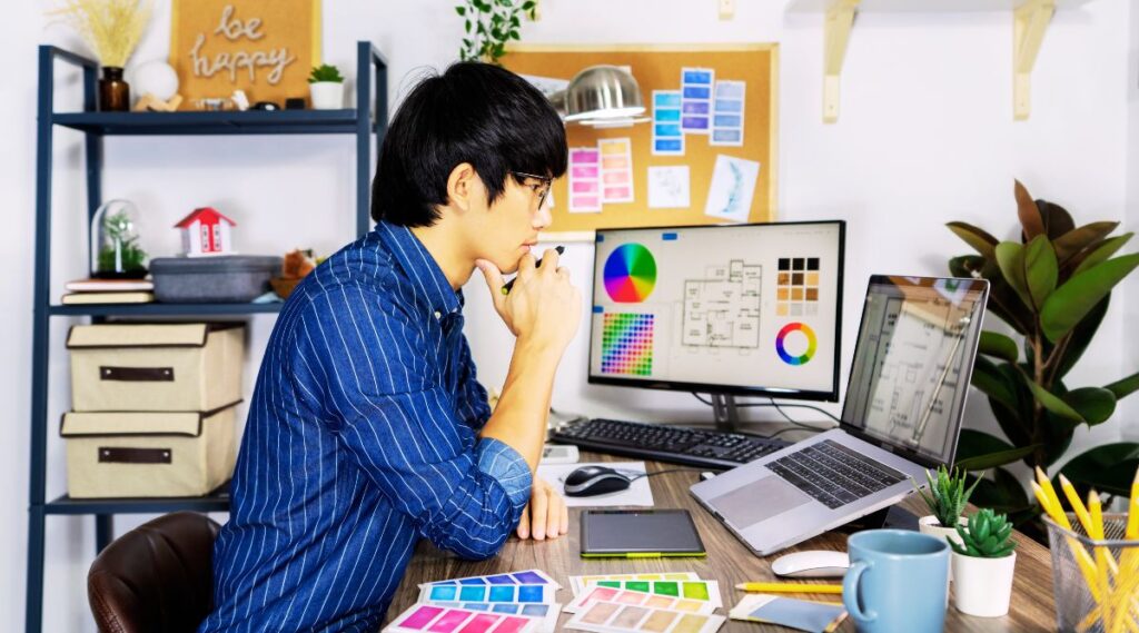 Hình ảnh minh họa một freelancer đang làm việc với máy tính và các công cụ hỗ trợ