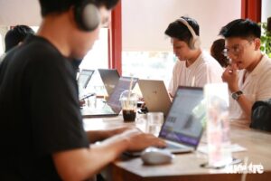 Một blogger đang tạo nội dung chất lượng cho tiếp thị liên kết tại quán cà phê