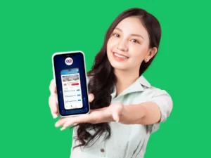 Hình ảnh minh họa người dùng kiểm tra điểm tín dụng trên điện thoại thông minh