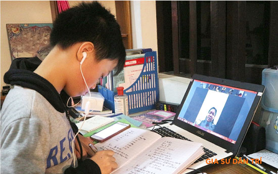 Một gia sư trực tuyến đang dạy học qua máy tính với các công cụ hỗ trợ hiện đại