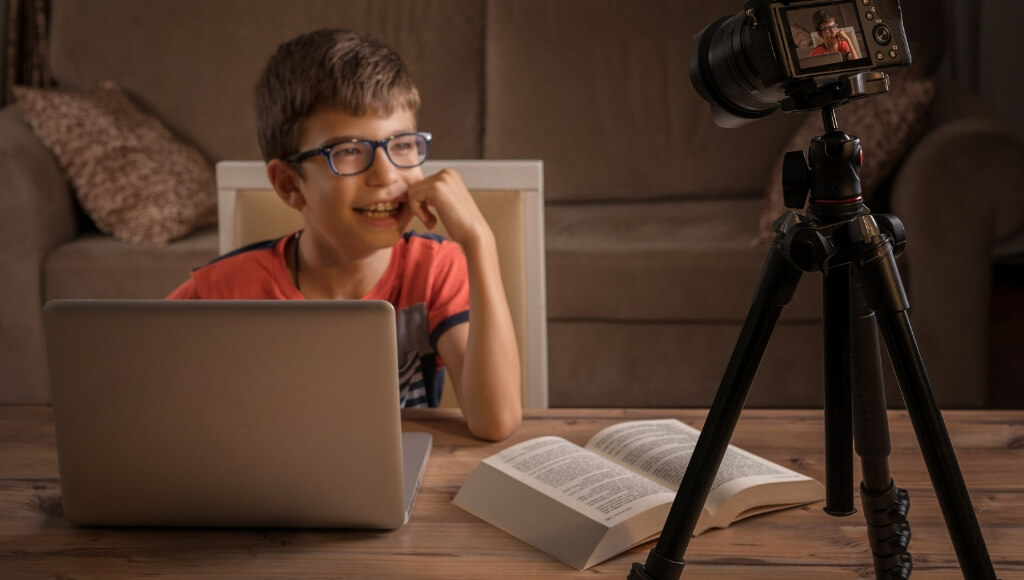Quay video tại nhà có thể là bước khởi đầu cho hành trình kiếm tiền từ YouTube
