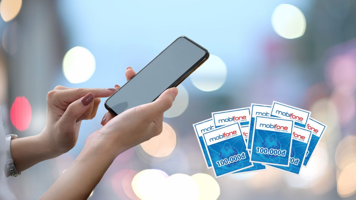 Người dùng đang chơi game trên smartphone để kiếm thẻ cào