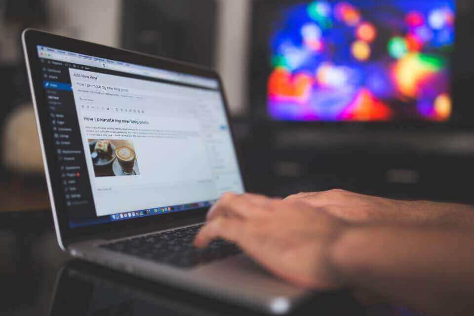 Một blogger đang chăm chỉ viết bài với sự chuẩn bị kỹ lưỡng