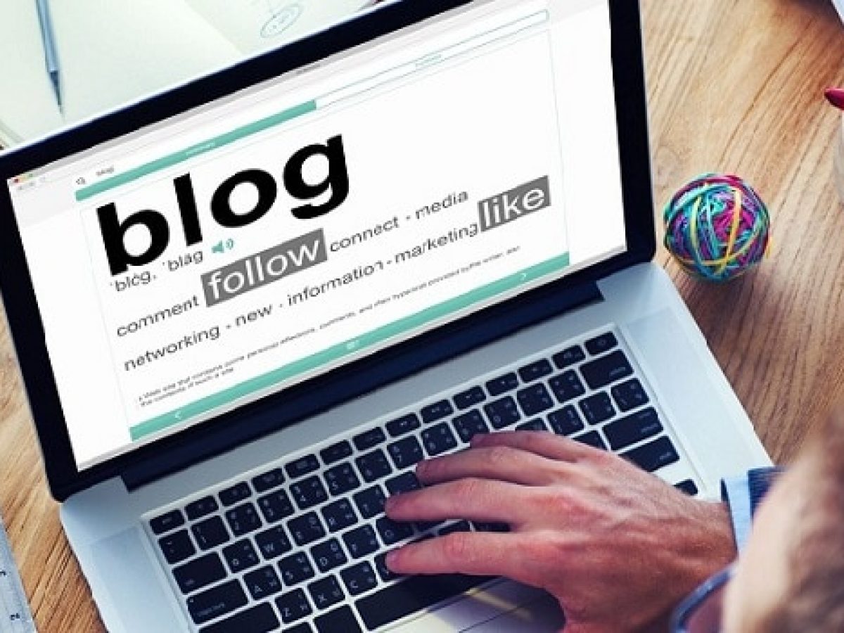 Một blogger đang sáng tạo nội dung trên máy tính xách tay trong không gian làm việc thoải mái
