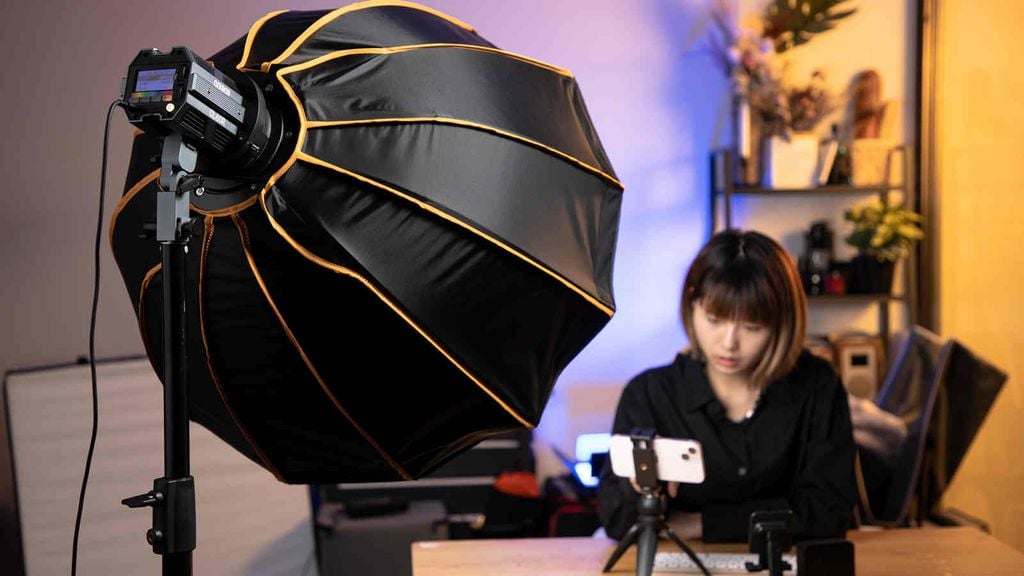Một người sáng tạo nội dung TikTok đang quay video trong phòng studio chuyên nghiệp