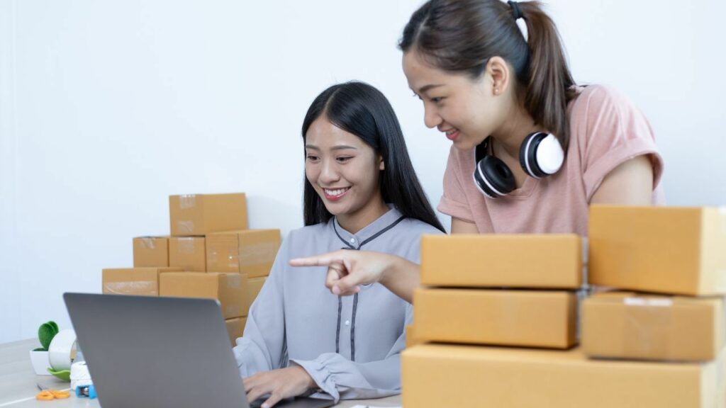 Một cộng tác viên bán hàng đang sử dụng các công cụ kỹ thuật số để quản lý và theo dõi hiệu suất bán hàng