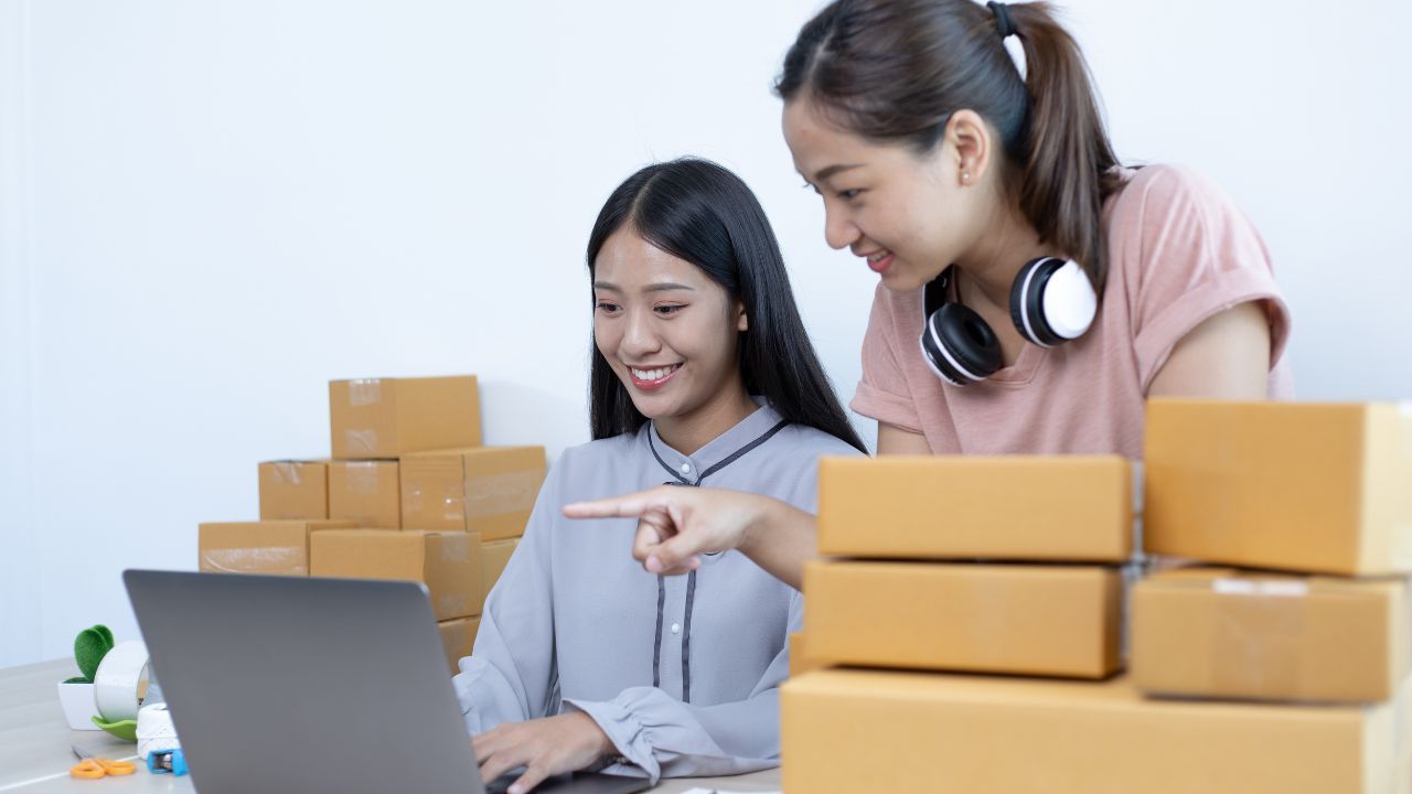 Một cộng tác viên bán hàng đang sử dụng các công cụ kỹ thuật số để quản lý và theo dõi hiệu suất bán hàng
