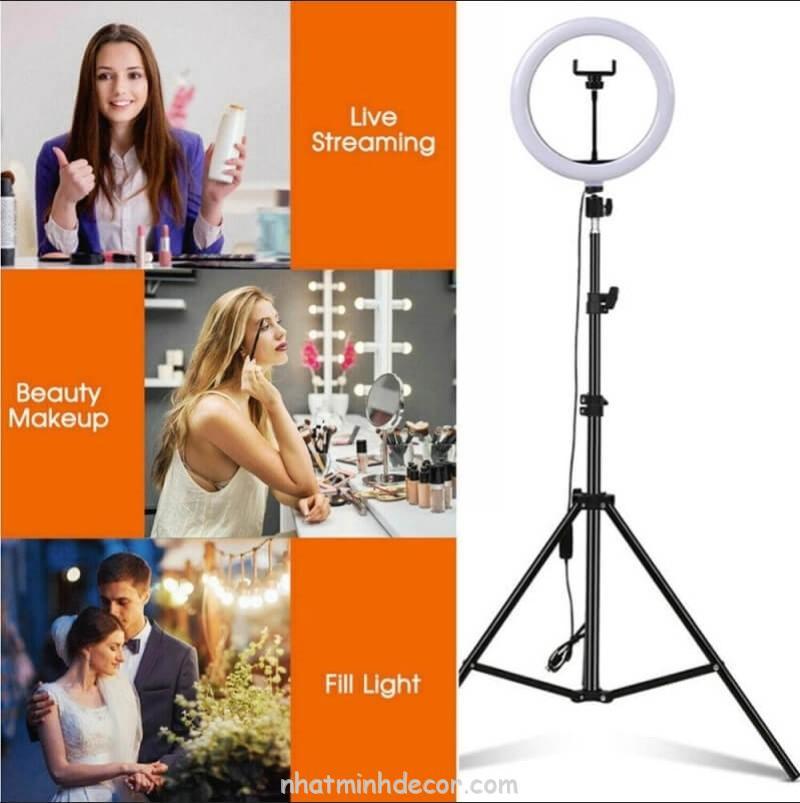 Một TikToker đang quay video với điện thoại và sử dụng đèn ring light để cải thiện ánh sáng