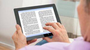 Một tác giả đang viết sách điện tử trên máy tính xách tay biểu tượng của sự sáng tạo và chia sẻ kiến thức