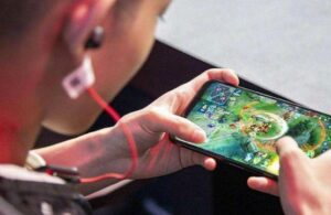 Người chơi game di động đang trải nghiệm trò chơi trên điện thoại thông minh