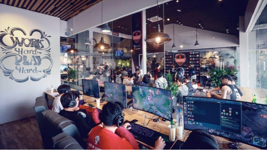 Người chơi game trên smartphone trong môi trường hàng ngày