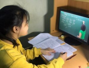 Giáo viên dạy kèm trực tuyến qua video call với học sinh