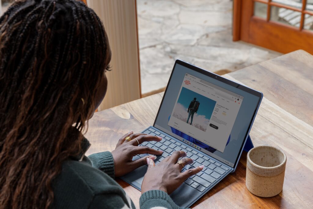 Một blogger đang sáng tạo nội dung trên laptop của mình