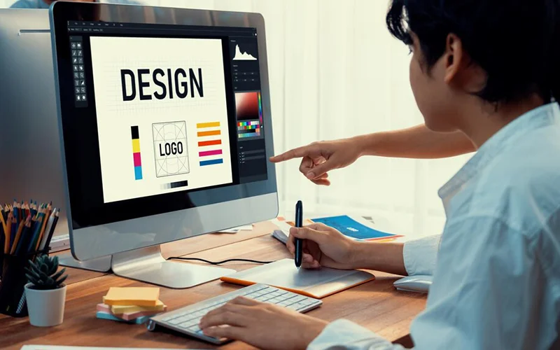 Một người thiết kế đồ họa tự do đang làm việc trên laptop của mình