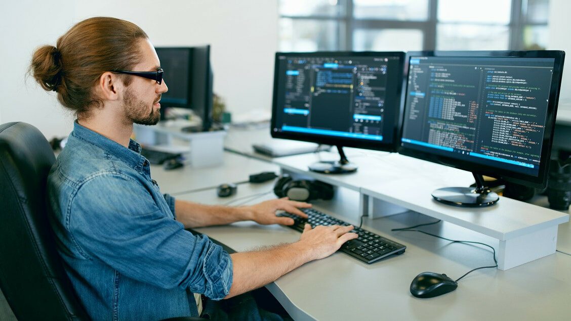 Lập trình viên đang phát triển một dự án cá nhân trên máy tính xách tay