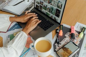 Một blogger đang chăm chú viết bài trên máy tính xách tay