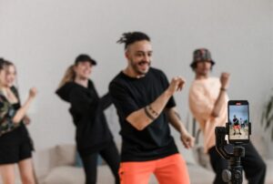 Người sáng tạo nội dung TikTok đang quay video