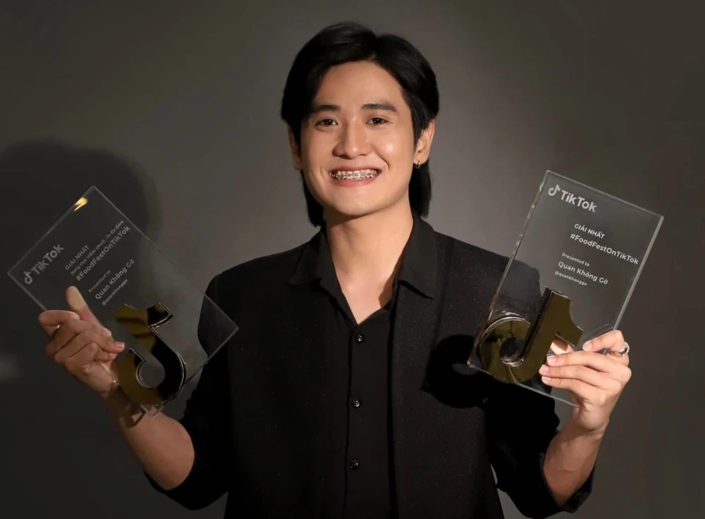 Hình ảnh minh họa một người sáng tạo nội dung đang thực hiện livestream trên nền tảng mạng xã hội với nhiều người xem tham gia